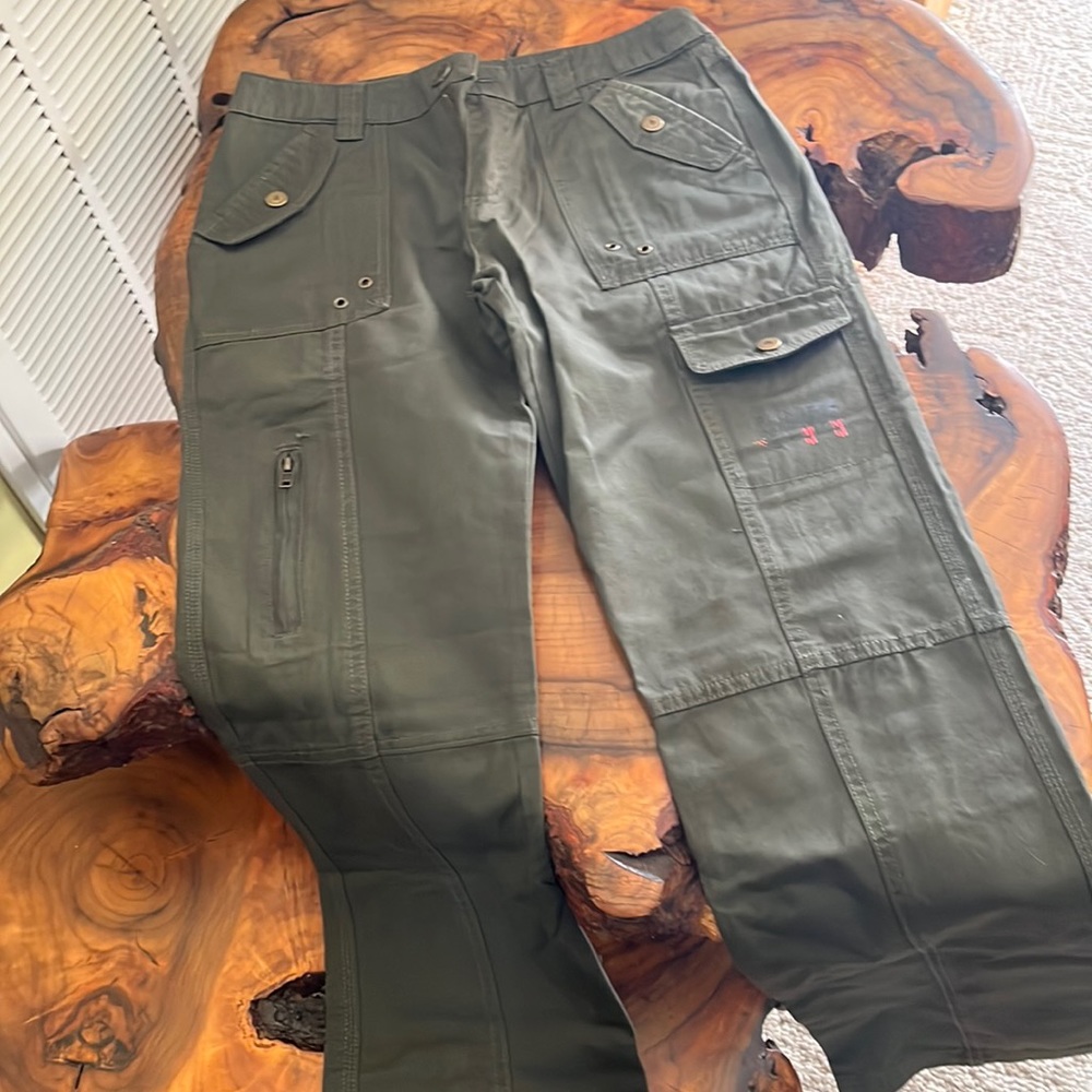 Army green 5 pockets never worn new 100 % cotton pants very cool